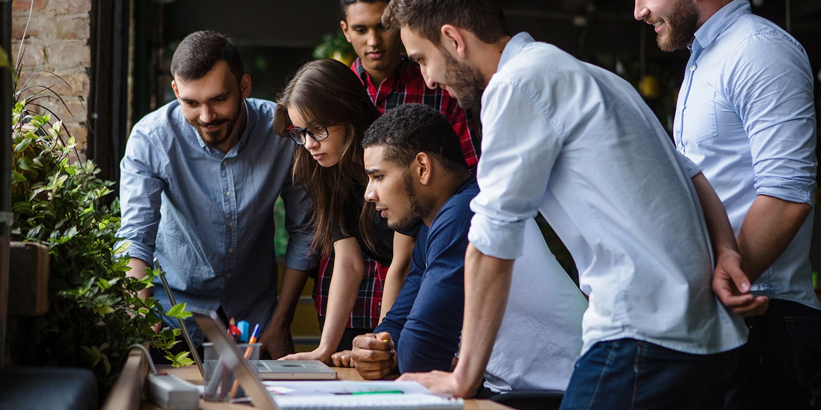 الانتقال من علاقة سياحية عابرة إلى زواج جاد: التحديات والمخاطر